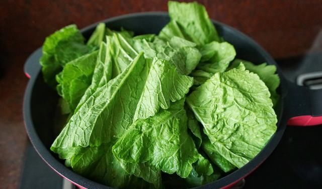  好吃|春菜和它这样炖，鲜咸香嫩，老公夸口好吃，吃到最后连汤汁都不剩