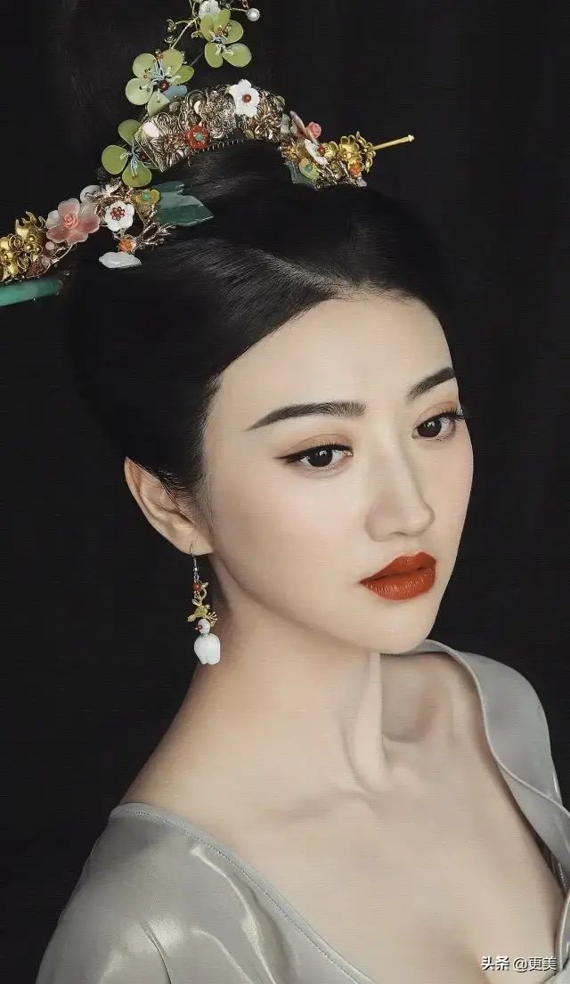  景甜|景甜笑看资源咖断层降级，这脸也吸金？