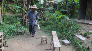  有个|山东有个大爷版李子柒！“玩木头”爆红海外！能造2600年前“鲁班凳”