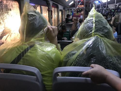 司机|“因为一个人爱上一座城”这份雨中情暖暖的