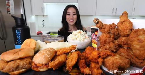 鸡腿|大胃王直播出现失误,桌上的鸡腿“出卖”她,网友:原来是障眼法