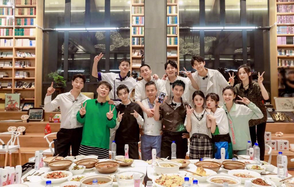 身高|王俊凯和《全员加速中》的猎人在《中餐厅》重逢,身高对比明显,奇妙的缘分