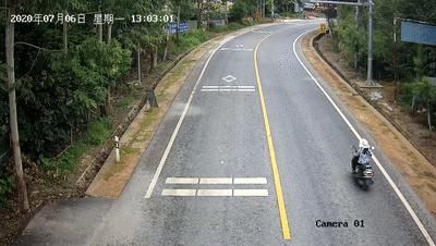  骑车|骑车打瞌睡！灵山一女司机直冲冲的开着摩托车，掉进路边水沟…