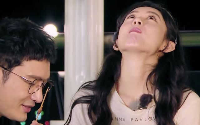 吃相|赵丽颖又不顾吃相了?大口吃肉加面条配可乐,几块钱的零食太抢镜