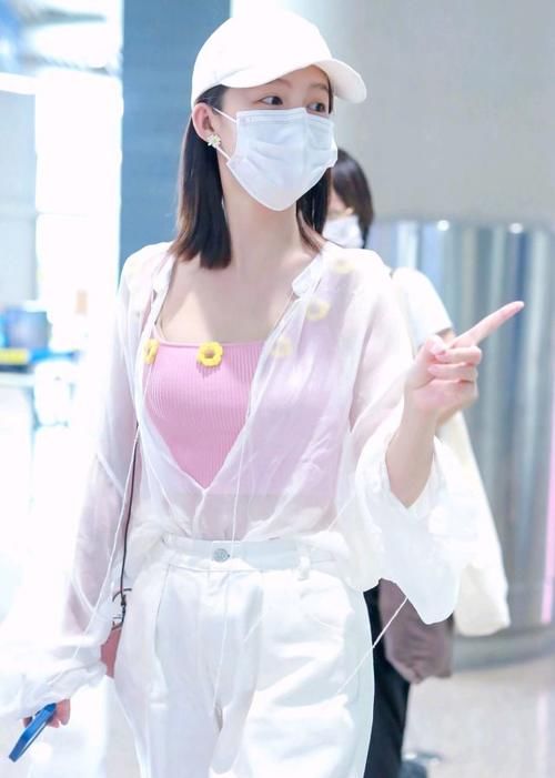  李沁素|李沁素颜照样美不胜收，身穿轻薄白色衬衫清新甜美，一眼便能认出