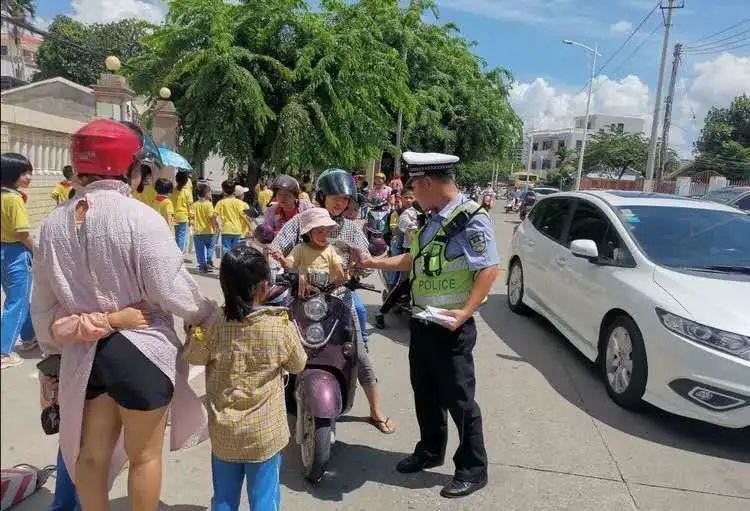  上路|未成年人驾驶摩托车电动车上路危险，万宁交警严查