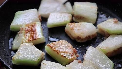  清洗干净|冬瓜吃了30年，这样做头一次见，鲜香美味，比炖排骨还好吃