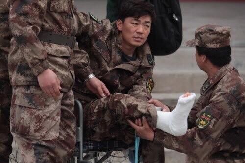  吸毒|杨颖手指骨折，杨洋吸毒气留后遗症，看似轻松的综艺也有风险