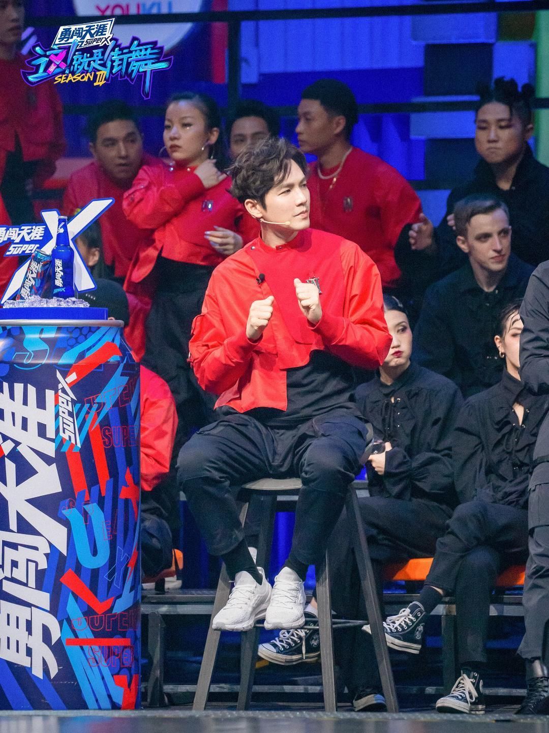  王一博|王一博张艺兴街舞比拼好评如潮，新时代偶像不是贬义词，他们也能得到更多尊重