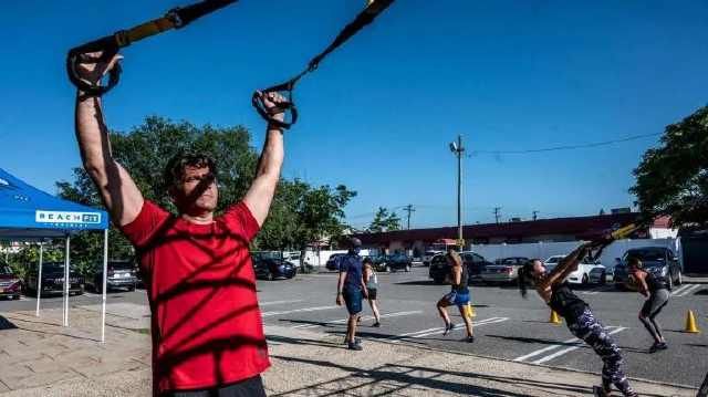  否成立|健身房的付费直播课，俯卧撑更能测年轻人得病风险，以及一些健身新消息｜GymSquare Weekly