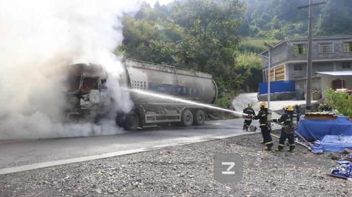  发现|发现温度过高司机停车休息，不料车头突然烧了起来