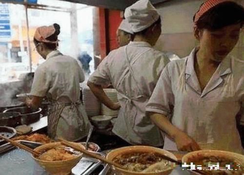 女子|女子路边吃拉面,大碗三块小碗八块,连吃两大碗,结账时才知中计