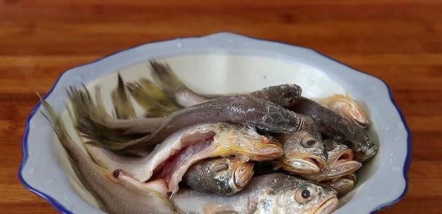  油炸小黄鱼|饭店炸鱼为啥那么好吃？大厨教你，炸好的鱼外酥里嫩，真解馋