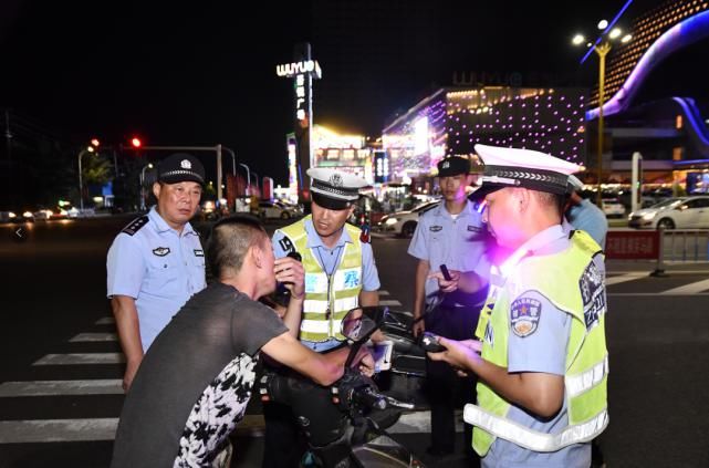  违法行为|警方夜查电动自行车交通违法行为