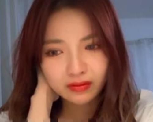 痛哭|青你被淘汰学员直播痛哭,直言想要做自己很难,可能坚持不下去了