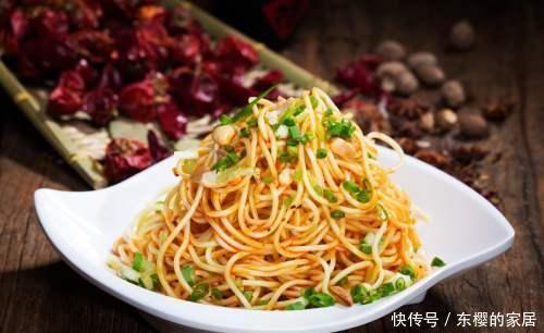 比买|想吃凉面不用买,从煮面到配料汁的过程全给你,比买的还好吃