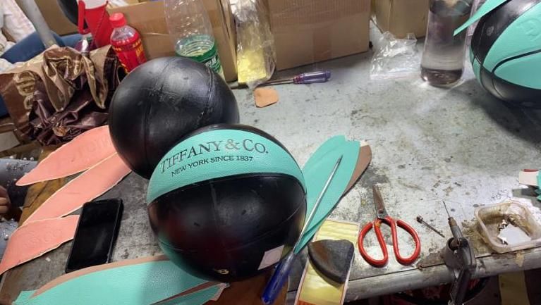 联名|限量款“蒂芙尼”联名篮球只卖7折？一制假工厂被捣毁