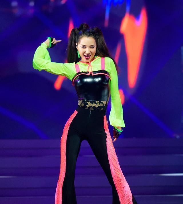  虚高|乘风破浪二公排名，张雨绮团第一被指虚高，阿朵淘汰引网友不满