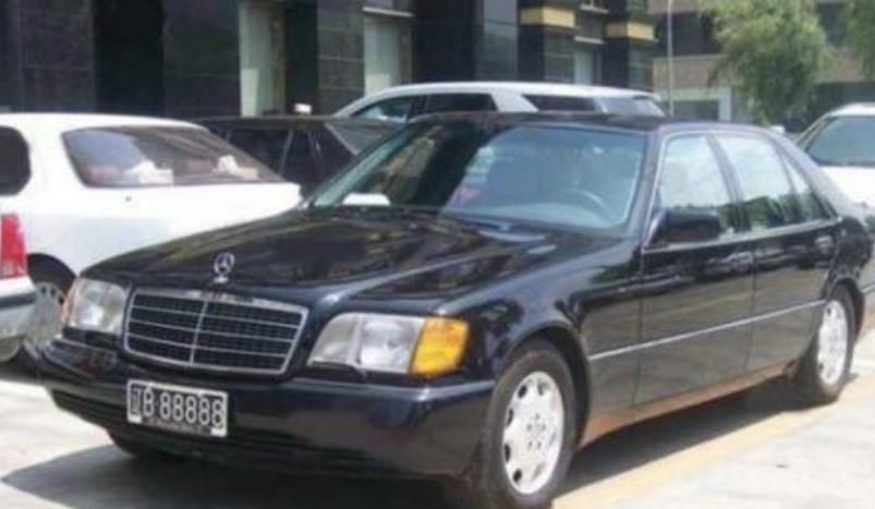  黑色车牌|普拉多违停路边却没有被贴条，交警：不是不想，我是真不敢贴