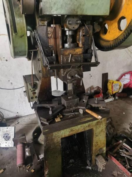  犯罪嫌疑人江某|宝山警方破获特大假冒注册商标案 查获冒牌打火机2万只涉案价值3000万