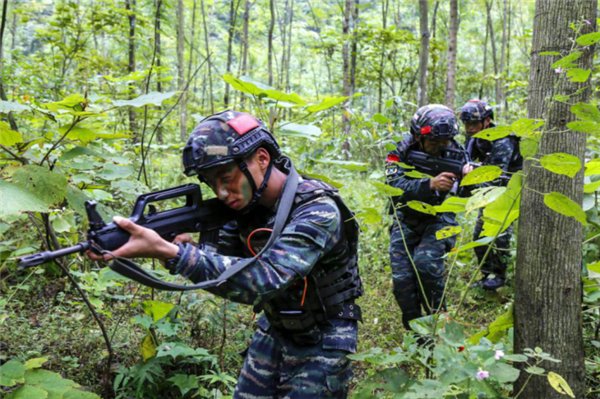  展开|武警河池支队展开“魔鬼周”极限训练