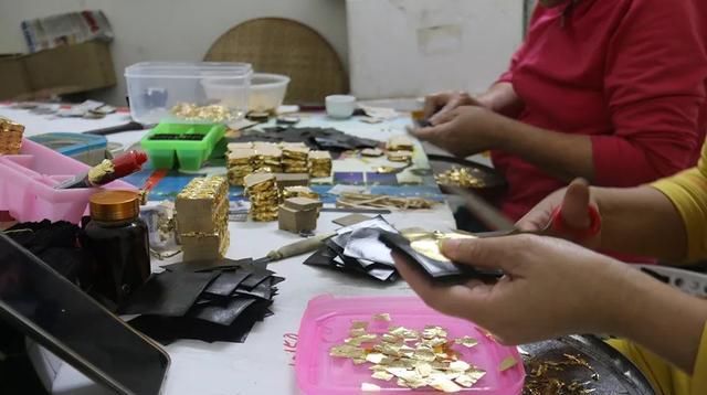  沙金|布沙发皮沙发都弱爆了！越南土豪花11亿订制金沙发