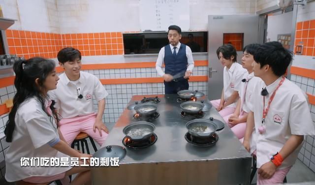  嘉宾|密逃：嘉宾被迫吃“剩饭剩菜”，镜头拉近后，网友：这让人怎么吃？