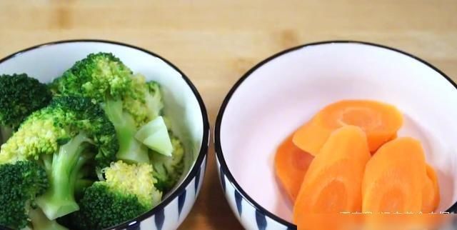  蔬菜|教你做虾仁蔬菜馅饼，有蛋有虾有蔬菜，营养美味又简单！