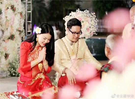 传闻|破离婚传闻?王岳伦KTV壁咚风波后李湘晒婚礼照