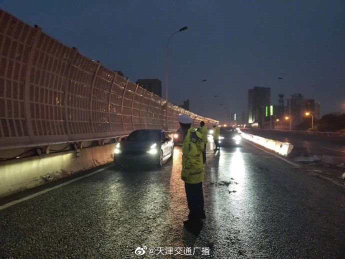  天津|天津 一面包车躲避别车撞水马