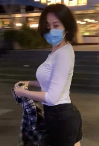  像是|都50岁了还能靠“臀”上热搜，戏外的许晴更像是“女王”