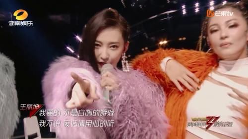  精神焕发|王丽坤换组后精神焕发，舞台上踢翻凳子，二公勇夺第一