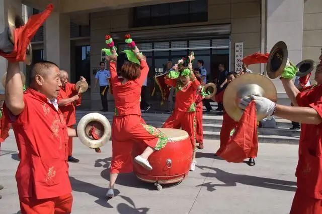  蒲城县公安局|蒲城恶势力犯罪组织被铲除 人民群众敲锣打鼓送锦旗