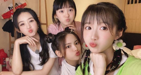  赵丽颖|网传中餐厅“女生宿舍合照”，杨超越占C位，赵丽颖的举动很大气