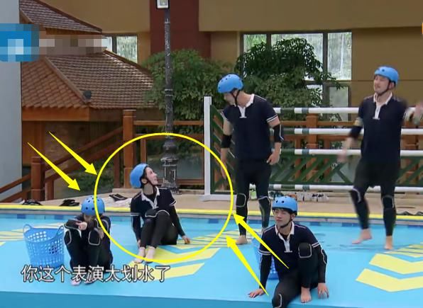  女生|孟美岐“生理期”还下水录跑男？当注意她坐下的姿势，女生看了都懂