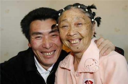 婚后|27岁东北小伙，不顾反对坚持娶59岁老太，婚后住农村称：我很幸福