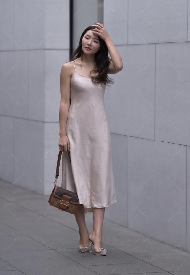  包包|吊带连衣裙谜一般的魅力，搭棕色包包和水晶鞋，彰显时尚的气场感