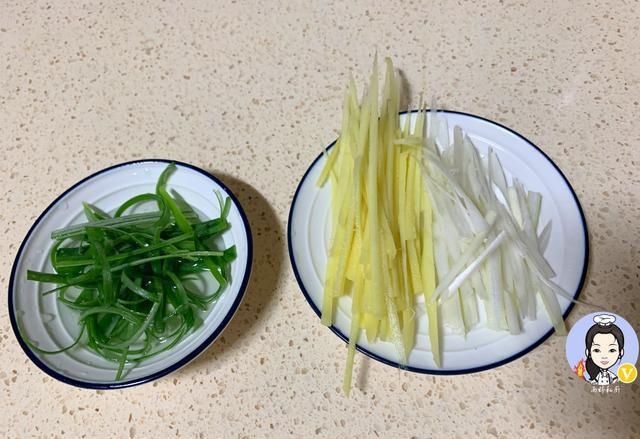 鱼肉|蒸鱼时,最忌直接加“盐”,加一勺它,鱼肉越蒸越香,越蒸越嫩!