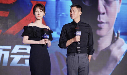  飒爽|杨紫走中性风太帅气！深蓝色衬衫配破洞裤干练酷炫，飒爽不羁