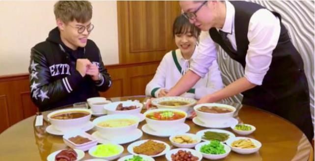 mini|大胃王mini放“大招”,吃1万一碗的牛肉面,粉丝要破产了