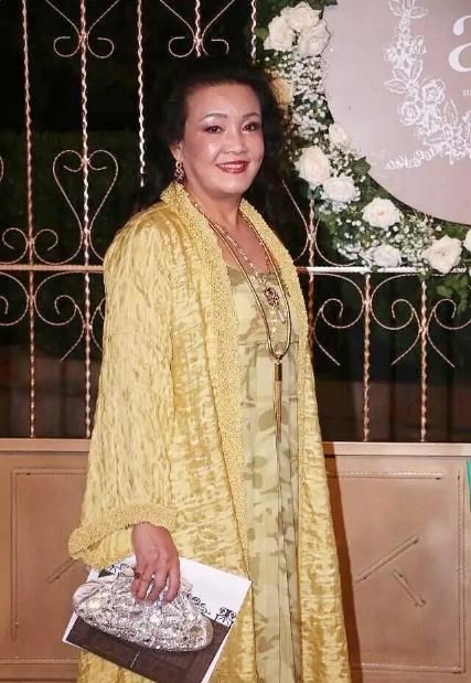  活动|大S婆婆张兰真敢穿，一袭蓝色连衣裙配大浓妆现活动，哪像62岁