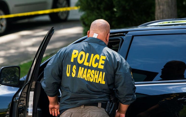 小哥|美国律师装成快递小哥枪杀法官后自杀 曾自称反女权主义