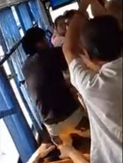 让座|小伙公交车上睡着,大爷一脚踢醒叫他让座,刚起直接给了一巴掌