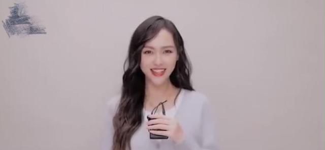 复出|唐嫣高调亮相太惊艳！穿针织配T恤成最美“宅女”，还不复出？