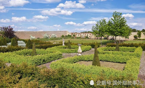 约合人民币|男子中14亿后一口气买38套房,价值6000万元豪宅不住一直空置着