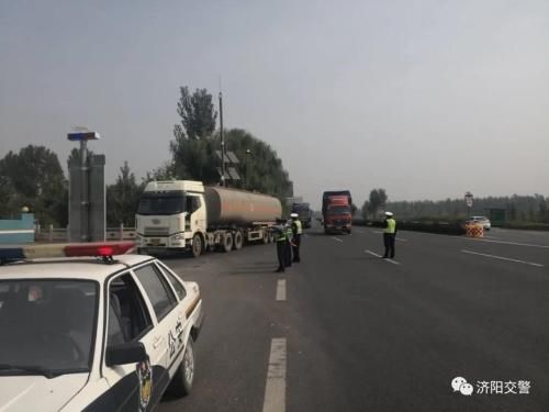 超载|区交警大队开展货车超限超载整治行动