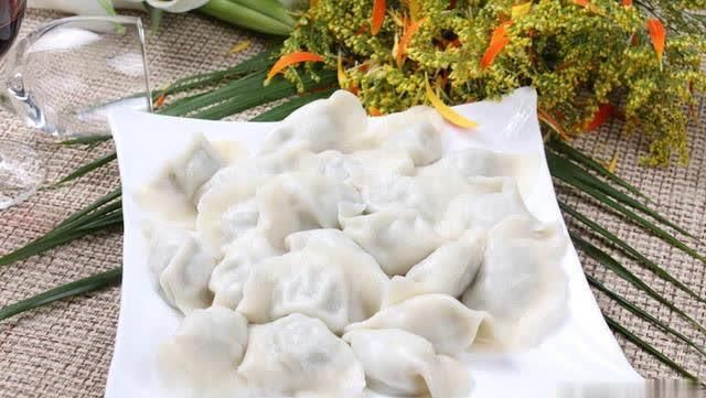 锅中烧水|牛肉蒸包、白菜水饺、牛肉夹馍的家常做法,营养美味