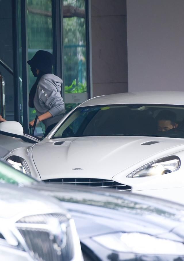 恩爱|罗晋为唐嫣当司机恩爱甜蜜,糖糖体态修长低调现身