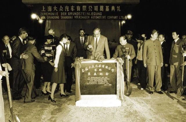  汽车|当代中年男子的压力，全在一辆汽车里释放