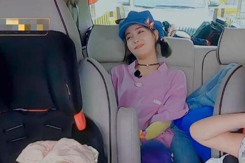  女明星|谢可寅和许佳琪坐车时，旁边的瓶子吸引人，你们可是女明星啊